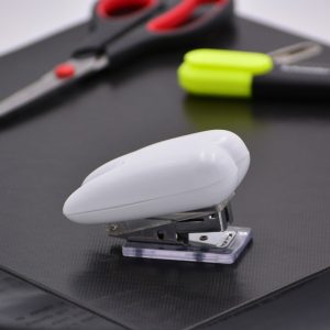 Capsator de birou in forma de dinte
